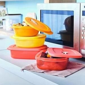 Set includes: One  2-cup/600 mL Round, One x 4-cup/1.1L Round and two 4-cup/1 L